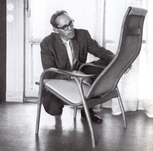 Yngve Ekström with his Lamino chair